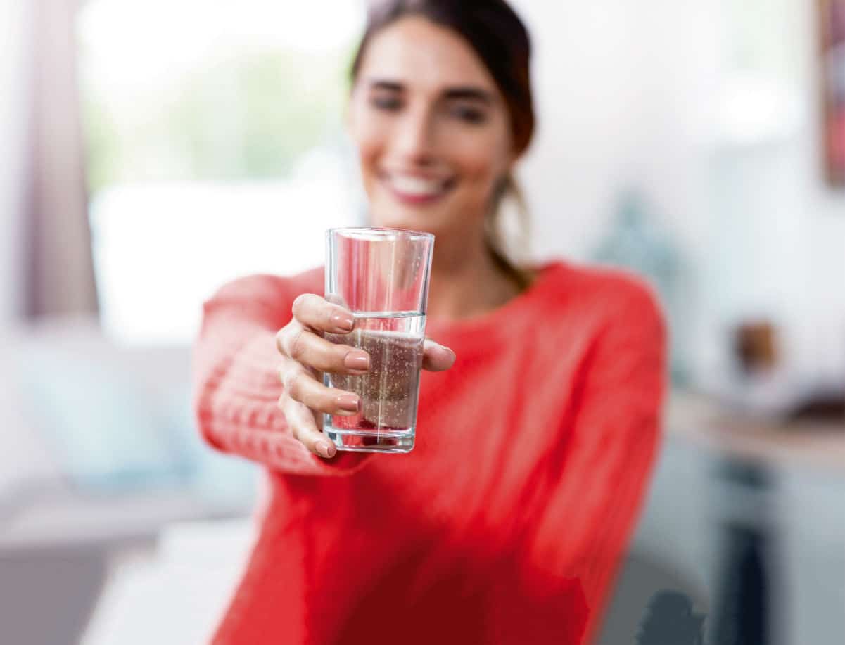 photographie femme avec un verre d'eau